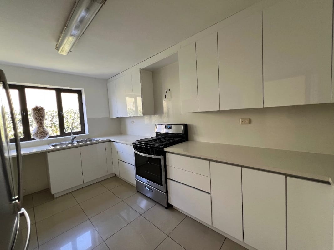 CASA VENTA MUXBAL CONDOMINIO EL CARMEN, 390 MTS2, 4 DORMITORIOS CASA UNO CON SU BAÑO, CERCA COLEGIO MONTESSORI $525,000 — Casa en Venta en Muxbal, Guatemala, Ciudad — foto 7 de 13