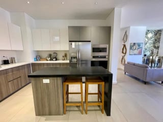 APARTAMENTO VENTA ZONA 10, MARANTA OAKLAND , 2 DORMITORIOS, SALA FAMILIAR, 2 PARQUEOS , BODEGA + DORMITORIO DE SERVICIO $550,000 + IMPUESTOS — Apartamento en Venta en Zona 10, Guatemala, Ciudad — miniatura 5 de 17
