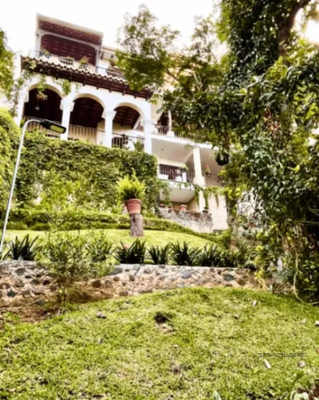 CASA EN VENTA EN CARRETERA A SAN LUCAS KM 21.5, ESTILO COLONIAL — Casa en Venta en San Juan Sacatepéquez, Sacatepéquez — foto 1 de 11