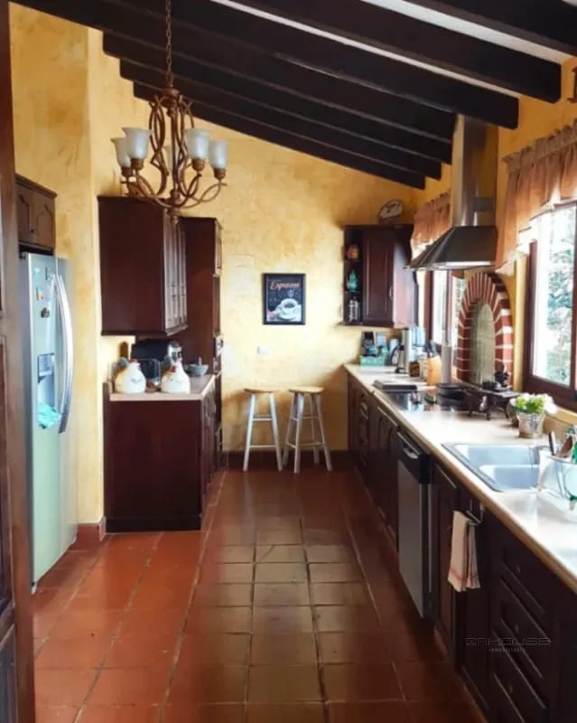 CASA EN VENTA EN CARRETERA A SAN LUCAS KM 21.5, ESTILO COLONIAL — Casa en Venta en San Juan Sacatepéquez, Sacatepéquez — foto 6 de 11