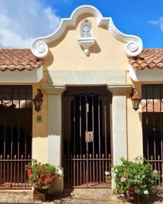 CASA EN VENTA EN CARRETERA A SAN LUCAS KM 21.5, ESTILO COLONIAL — Casa en Venta en San Juan Sacatepéquez, Sacatepéquez — miniatura 2 de 11