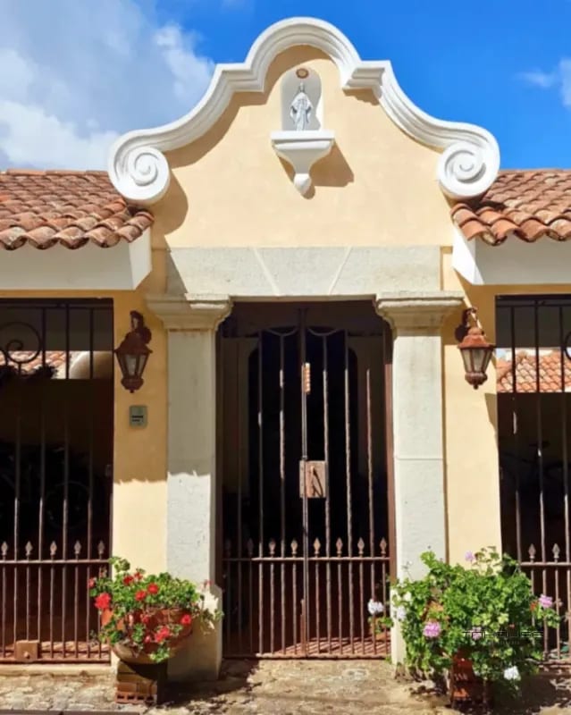 CASA EN VENTA EN CARRETERA A SAN LUCAS KM 21.5, ESTILO COLONIAL — Casa en Venta en San Juan Sacatepéquez, Sacatepéquez — foto 2 de 11