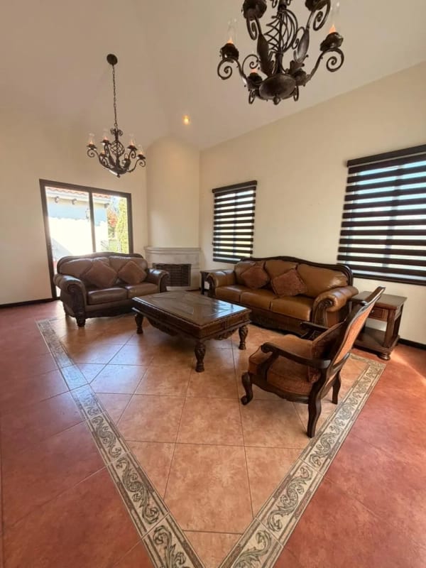 Preciosa residencia de un nivel en Lazos de Fraijanes — Casa en Venta en Lazos de Fraijanes, Carretera a El Salvador, Guatemala, Ciudad — foto 10 de 16