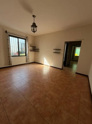 Preciosa residencia de un nivel en Lazos de Fraijanes — Casa en Venta en Lazos de Fraijanes, Carretera a El Salvador, Guatemala, Ciudad — miniatura 6 de 16