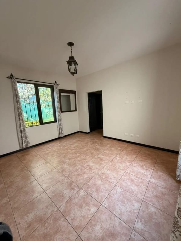 Preciosa residencia de un nivel en Lazos de Fraijanes — Casa en Venta en Lazos de Fraijanes, Carretera a El Salvador, Guatemala, Ciudad — foto 5 de 16