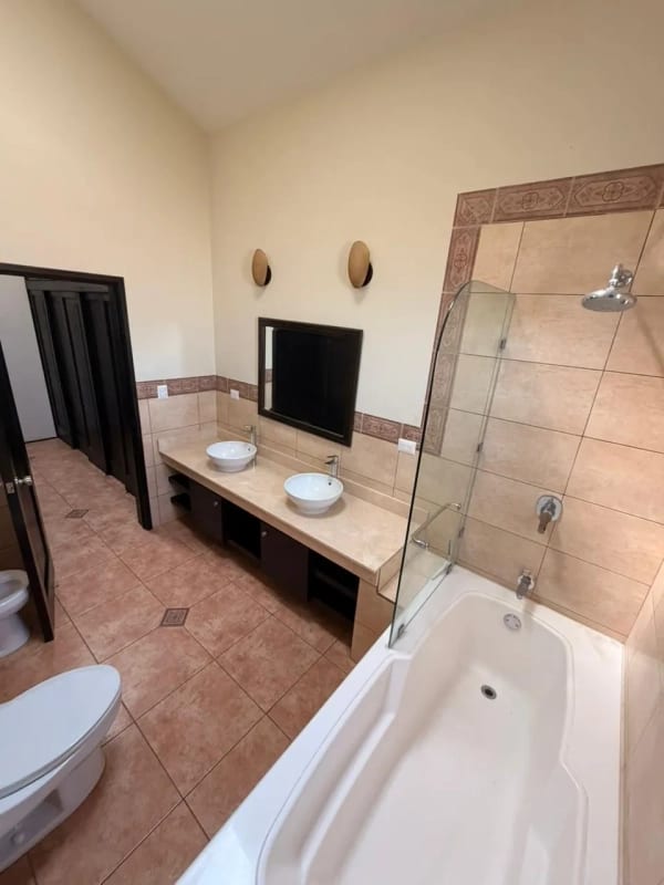 Preciosa residencia de un nivel en Lazos de Fraijanes — Casa en Venta en Lazos de Fraijanes, Carretera a El Salvador, Guatemala, Ciudad — foto 4 de 16