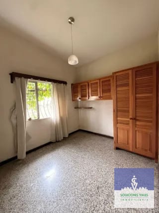 VENDO CASA DE 1 NIVEL CON JARDÍN, zona 16 — Casa en Venta en Jardines de San Isidro, Zona 16, Guatemala, Ciudad — miniatura 3 de 7