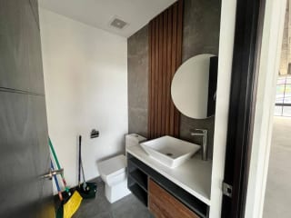 ESPACIO PARA CLINICA u OFICINA EN RENTA RENOVATI ZONA 10 — Clínica en Alquiler en Zona 10, Guatemala, Ciudad — miniatura 1 de 9