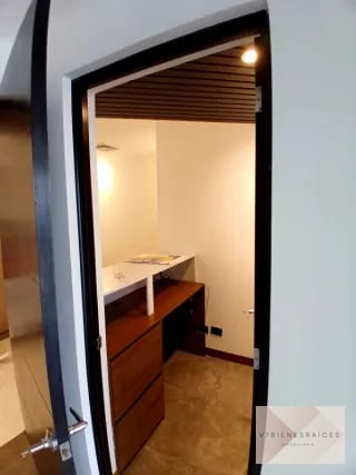 CLÍNICA U OFICINA EN RENTA — Clínica en Alquiler en Zona 10, Guatemala, Ciudad — miniatura 2 de 10