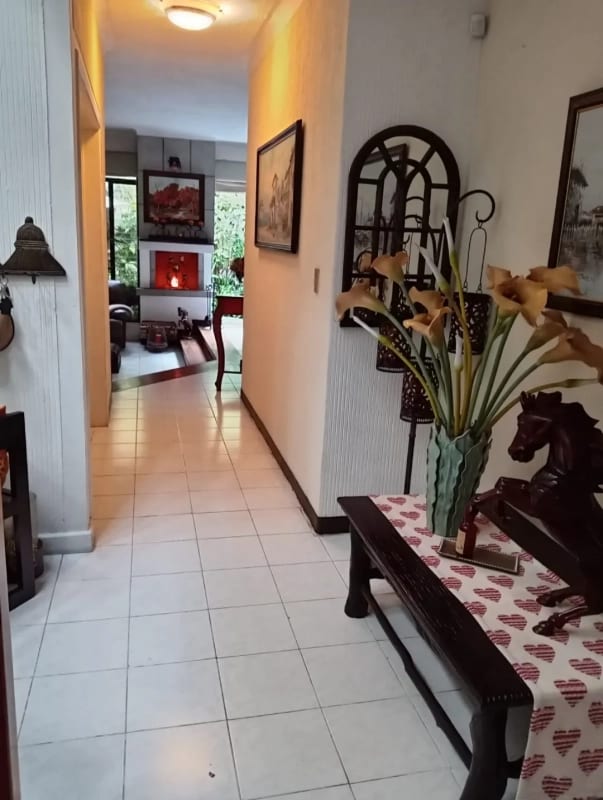 Vendo linda casa en zona 10, a cuadras de los Próceres. — Casa en Venta en Zona 10, Guatemala, Ciudad — foto 9 de 17