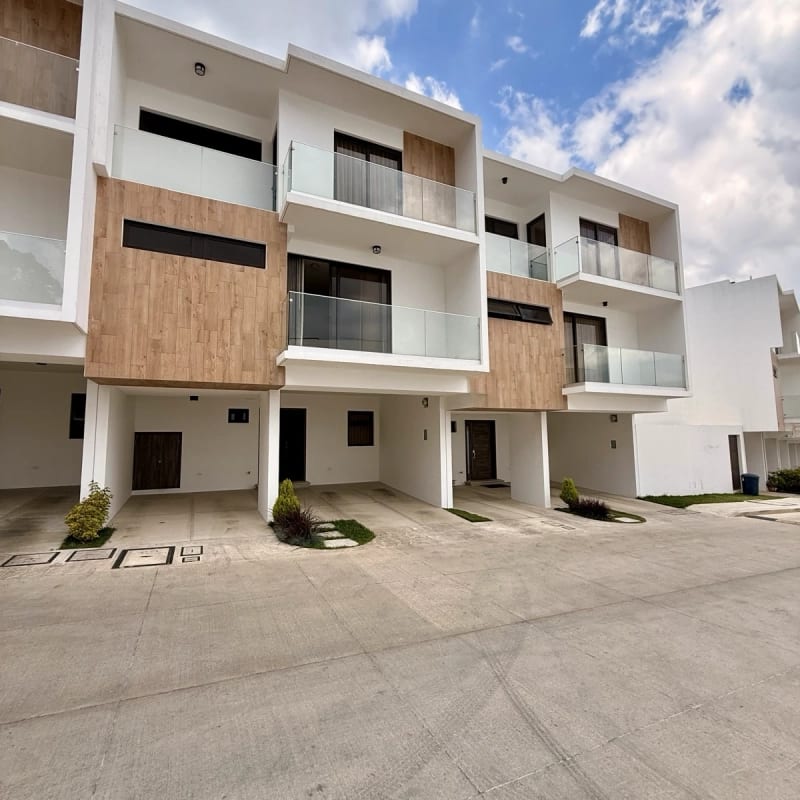 Casa en venta | 4 ha | 3 parqueos | Pérgola | El Nogal de San Isidro, zona 16 — Casa en Venta en Zona 16, Guatemala, Ciudad — foto 1 de 13
