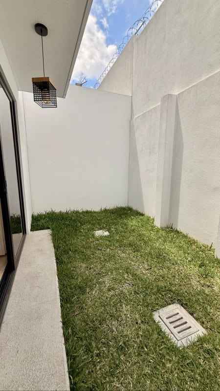 Casa en venta | 4 ha | 3 parqueos | Pérgola | El Nogal de San Isidro, zona 16 — Casa en Venta en Zona 16, Guatemala, Ciudad — foto 2 de 13