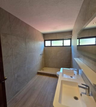 Casa Amplia con ubicación Estrategica en Carretera al Salvador km.13.5 — Casa en Venta en km 11-15, Carretera a El Salvador, Guatemala, Ciudad — miniatura 12 de 15