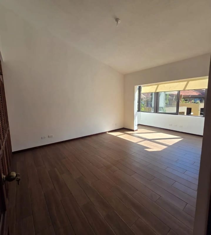 Casa Amplia con ubicación Estrategica en Carretera al Salvador km.13.5 — Casa en Venta en km 11-15, Carretera a El Salvador, Guatemala, Ciudad — foto 8 de 15