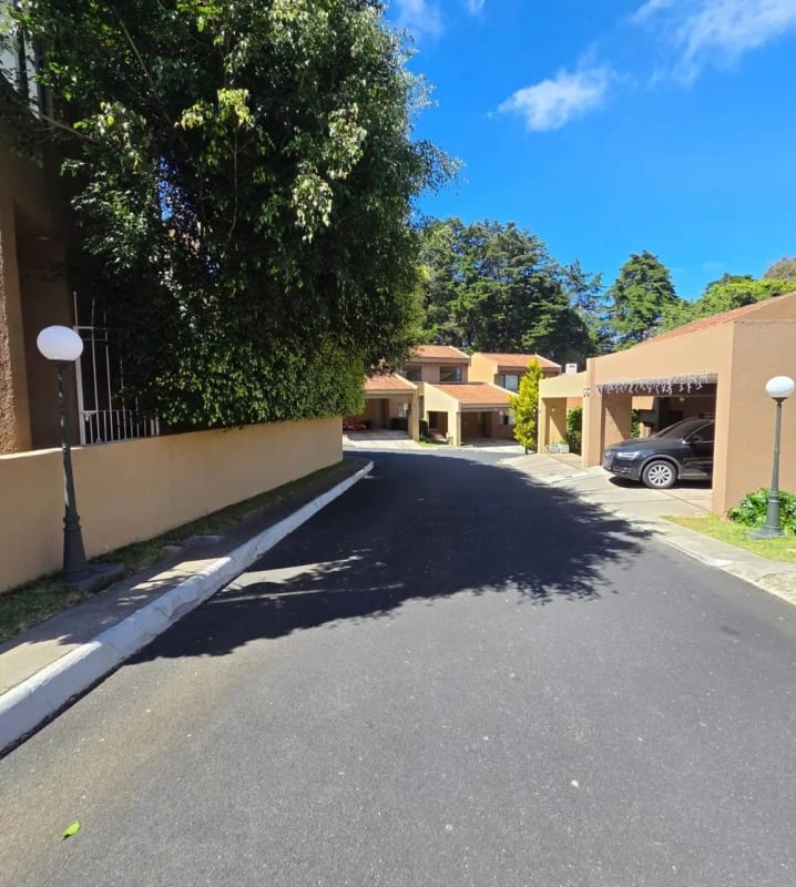 Casa Amplia con ubicación Estrategica en Carretera al Salvador km.13.5 — Casa en Venta en km 11-15, Carretera a El Salvador, Guatemala, Ciudad — foto 4 de 15