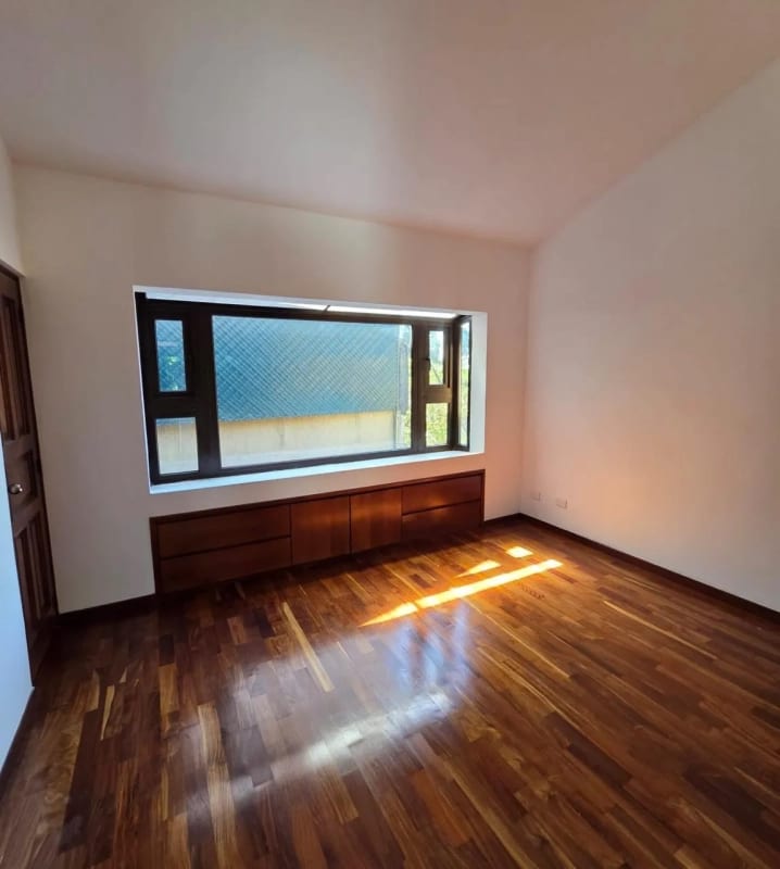 Casa Amplia con ubicación Estrategica en Carretera al Salvador km.13.5 — Casa en Venta en km 11-15, Carretera a El Salvador, Guatemala, Ciudad — foto 3 de 15
