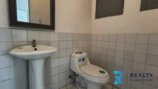 RENTO/VENDO Oficina Zona 10, Plaza Buro — Oficina en Alquiler en Plaza Buró, Zona 10, Guatemala, Ciudad — miniatura 2 de 7