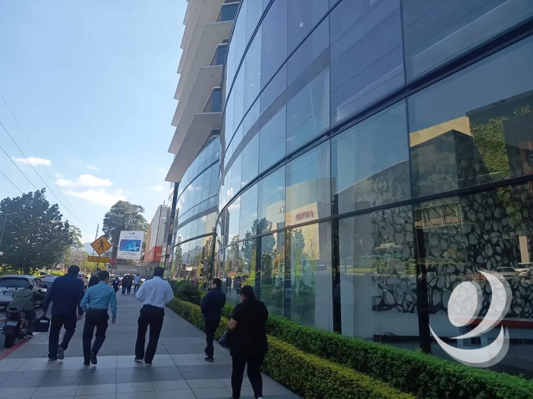 Rento Oficina en Zona 10, Ciudad de Guatemala.  Design Center – Frente a Oakland Mall. — Oficina en Alquiler en Zona 10, Guatemala, Ciudad — foto 1 de 17