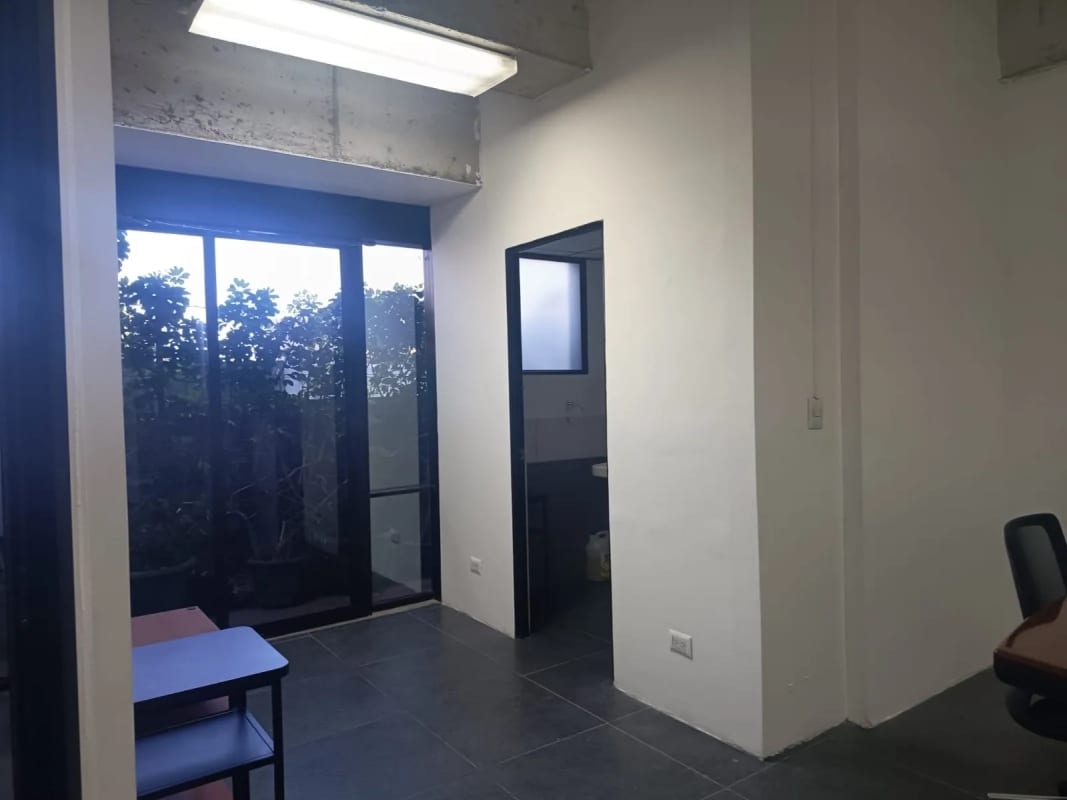 Vendo Oficina en Zona 10, Ciudad. Design Center Frente a Oakland — Oficina en Venta en Design Center, Zona 10, Guatemala, Ciudad — foto 15 de 17