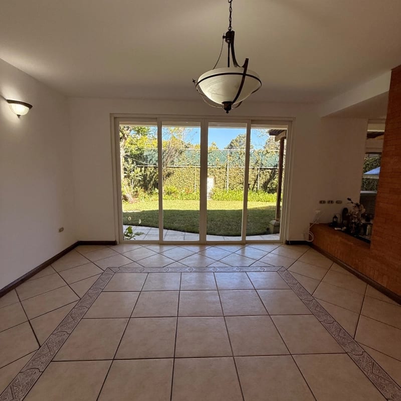 Casa en venta | 4 hab | 6 parqueos | jardin con pergola | San Antonio CAES — Casa en Venta en San Antonio, Carretera a El Salvador, Guatemala, Ciudad — foto 12 de 13