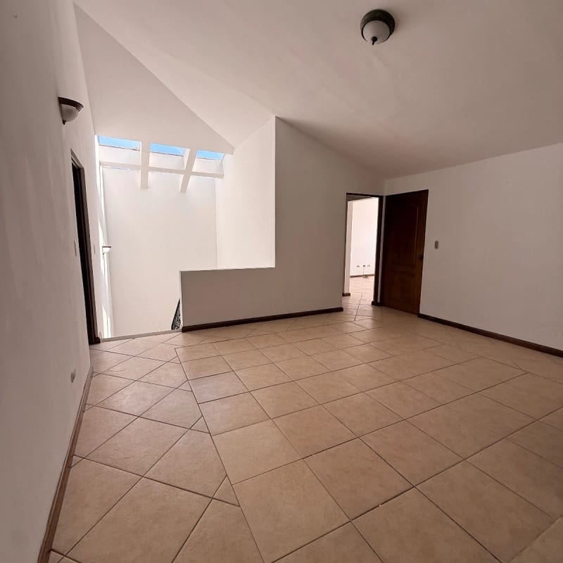 Casa en venta | 4 hab | 6 parqueos | jardin con pergola | San Antonio CAES — Casa en Venta en San Antonio, Carretera a El Salvador, Guatemala, Ciudad — foto 9 de 13