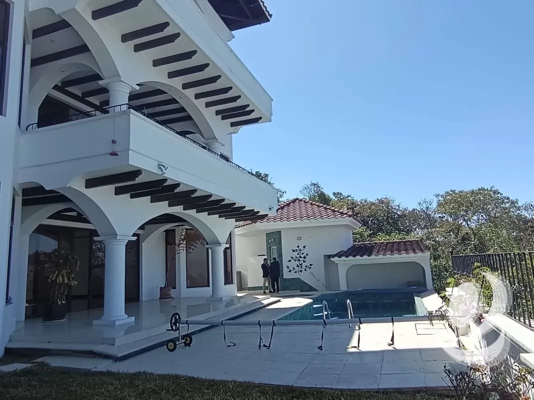 Vendo Espectacular MANSIÓN DE LUJO EN ALTOS DE MONTEBELLO. CAES. — Casa en Venta en Santa Catarina Pinula, Carretera a El Salvador, Guatemala, Ciudad — foto 1 de 17