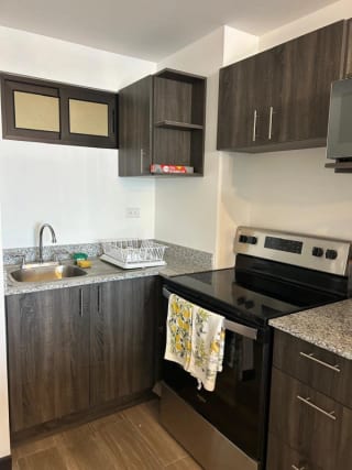 MODERNO ARTAMENTO EN ALQUILER TOTALMENTE AMUEBLADO Y EQUIPADO / PETÁPOLIS, ZONA 12 — Apartamento en Alquiler en Zona 12, Guatemala, Ciudad — miniatura 8 de 10