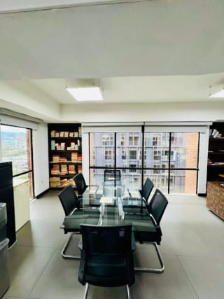 Oficina en renta - Edificio Palladium Z.10 — Oficina en Alquiler en Zona 10, Guatemala, Ciudad — miniatura 1 de 11
