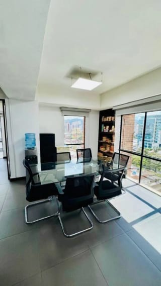 Oficina en renta - Edificio Palladium Z.10 — Oficina en Alquiler en Zona 10, Guatemala, Ciudad — miniatura 3 de 11