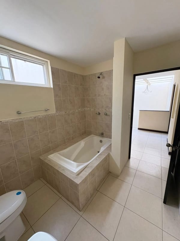 CASA EN VENTA EN KM 19.9 A SAN JOSE PINULA CONDOMINIO LOS MANANTIALES — Casa en Venta en Los Manantiales, Carretera a El Salvador, Guatemala, Ciudad — foto 8 de 17