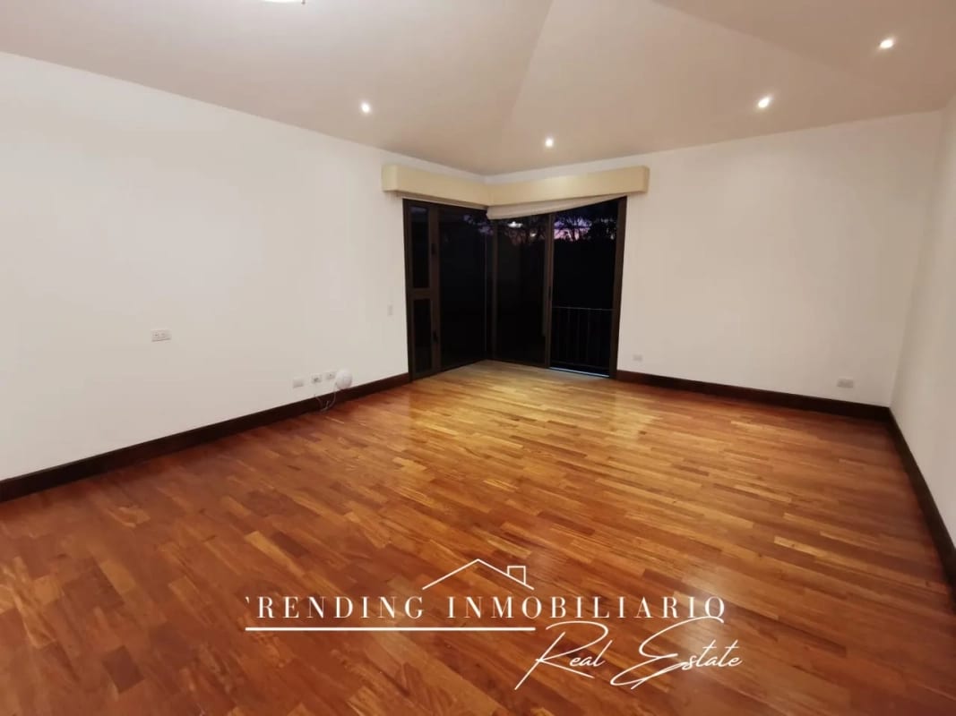 Casa en venta Encinos de Cayalá zona 16 con 5 habitaciones + 6 parqueos — Casa en Venta en Encinos de Cayala, Zona 16, Guatemala, Ciudad — foto 4 de 17