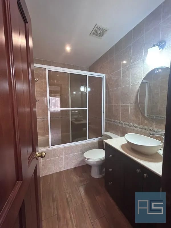 *Amplio apartamento de 2 hab con cuarto de servicio en nivel alto en Renta - Milenia, zona 10* — Apartamento en Alquiler en Milenia, Zona 10, Guatemala, Ciudad — foto 13 de 17