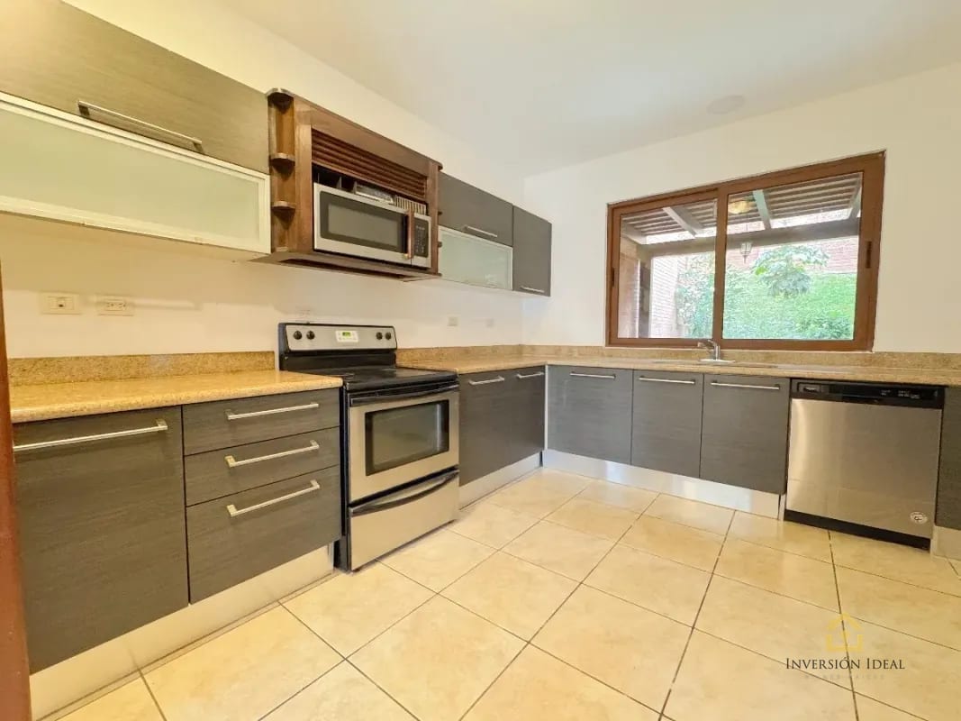Amplia Casa En Venta $725K Cond. Puerta Grande, Carr.a El Salvador 4 Hab.+Línea Blanca — Casa en Venta en Puerta Grande, Carretera a El Salvador, Guatemala, Ciudad — foto 9 de 14