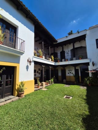 ENCANTADORA PROPIEDAD COLONIAL EN VENTA EN EL CASCO DE LA ANTIGUA GUATEMALA - SECTOR RUINAS DE LA CANDELARIA — Casa en Venta en Antigua, Sacatepéquez — miniatura 1 de 5