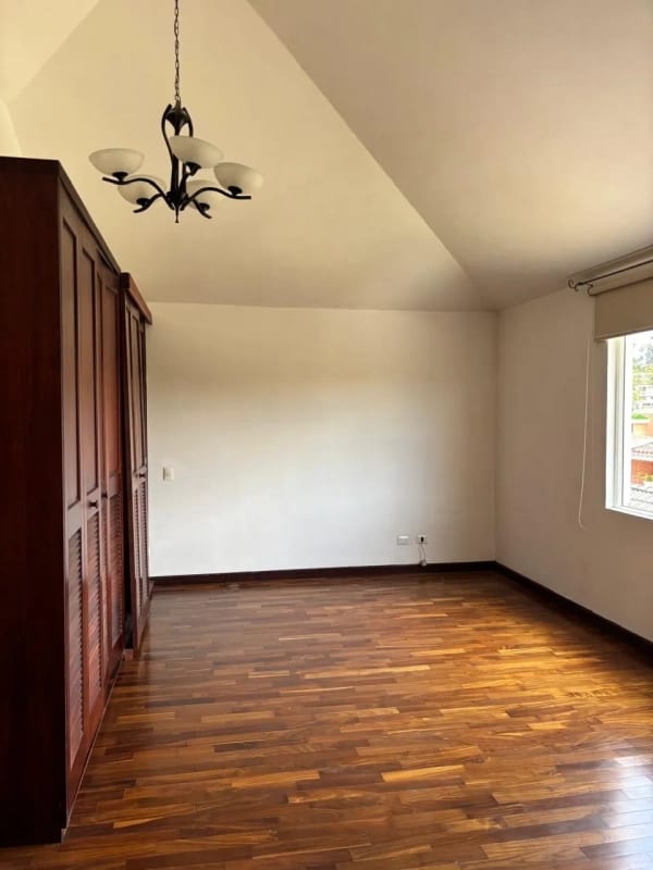 Hermosa casa grande en Residencial Los Diamantes — Casa en Venta en Los Diamantes, Carretera a El Salvador, Guatemala, Ciudad — foto 9 de 17