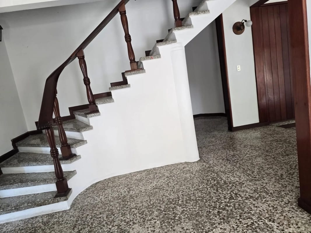 CASA EN ALQUILER EN CIUDAD SAN CRISTÓBAL SECTOR A3  PARA COMERCIO O EMPRESA — Casa en Alquiler en Zona 8 Mixco, Guatemala, Ciudad — foto 8 de 15