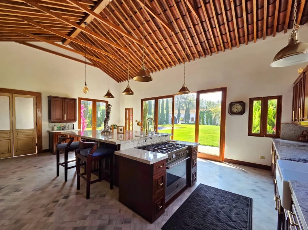 LUJOSA CASA EN EXCELENTE UBICACION EN LA ANTIGUA GUATEMALA — Casa en Venta en Antigua, Sacatepéquez — foto 2 de 3