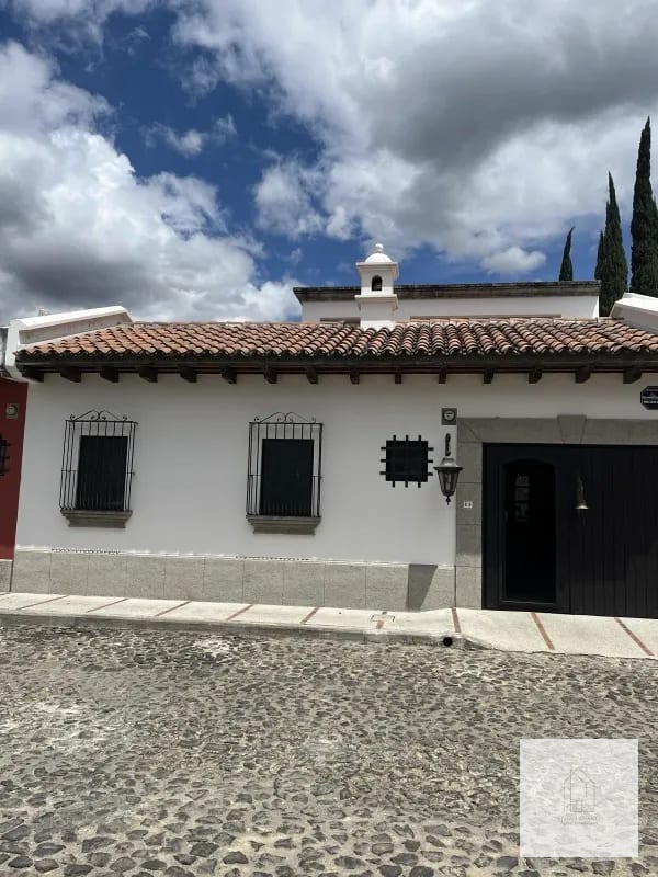 Casa en Renta/Venta en La Antigua — Casa en Venta en Dentro del Casco, Antigua, Sacatepéquez — foto 1 de 15