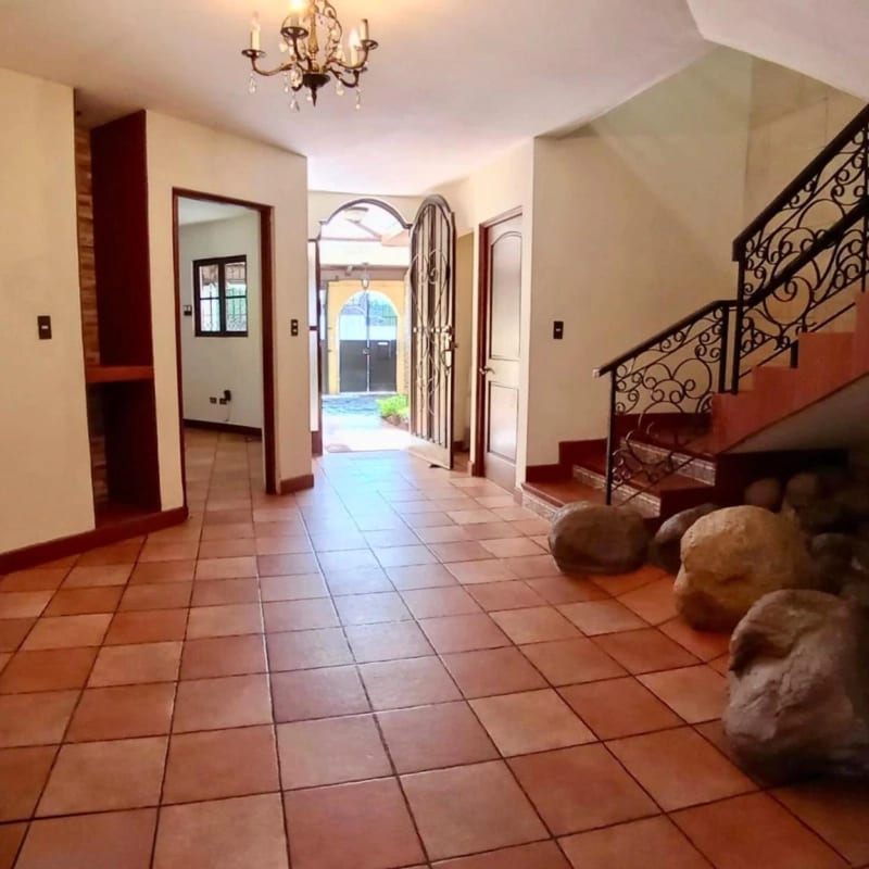 CASA  EN VENTA ESTILO COLONIAL - FUERA DE GARITA - SOBRE 20 CALLE ZONA 10 — Casa en Venta en Zona 10, Guatemala, Ciudad — foto 12 de 12