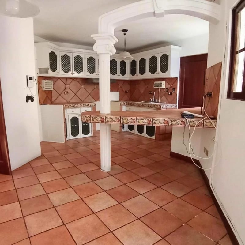 CASA  EN VENTA ESTILO COLONIAL - FUERA DE GARITA - SOBRE 20 CALLE ZONA 10 — Casa en Venta en Zona 10, Guatemala, Ciudad — foto 9 de 12