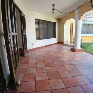 CASA  EN VENTA ESTILO COLONIAL - FUERA DE GARITA - SOBRE 20 CALLE ZONA 10 — Casa en Venta en Zona 10, Guatemala, Ciudad — miniatura 8 de 12