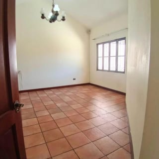 CASA  EN VENTA ESTILO COLONIAL - FUERA DE GARITA - SOBRE 20 CALLE ZONA 10 — Casa en Venta en Zona 10, Guatemala, Ciudad — miniatura 4 de 12