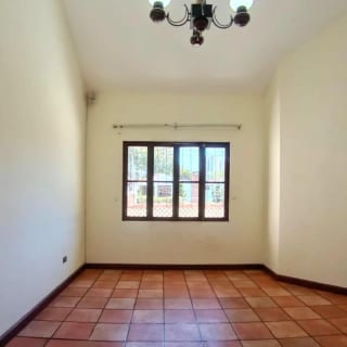 CASA  EN VENTA ESTILO COLONIAL - FUERA DE GARITA - SOBRE 20 CALLE ZONA 10 — Casa en Venta en Zona 10, Guatemala, Ciudad — miniatura 3 de 12