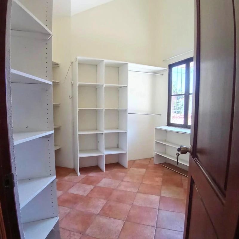 CASA  EN VENTA ESTILO COLONIAL - FUERA DE GARITA - SOBRE 20 CALLE ZONA 10 — Casa en Venta en Zona 10, Guatemala, Ciudad — foto 2 de 12
