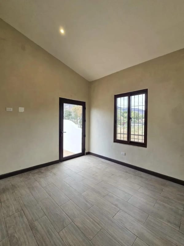 PRECIOSA CASA A LA VENTA A POCOS PASOS DEL NUEVO CENTRO COMERCIAL TELARES — Casa en Venta en Antigua, Sacatepéquez — foto 2 de 4