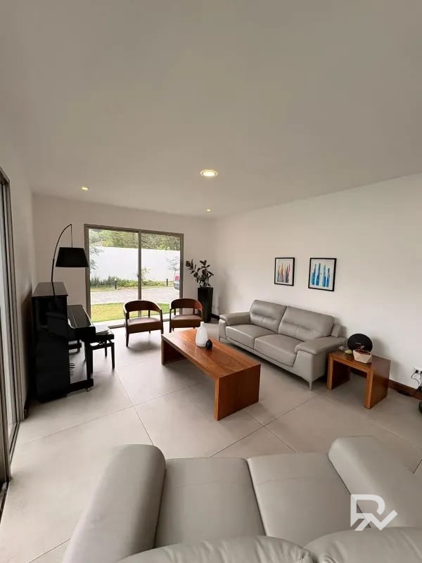 Casa en venta en San José Pinula con diseño Moderno — Casa en Venta en San José Pinula, Guatemala, Ciudad — foto 13 de 16