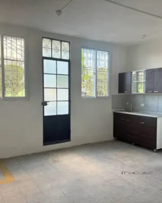 CASA EN RENTA EN ZONA 6  PARA USO COMERCIAL FRENTE A LA PARADA DEL TRANSMETRO — Casa en Alquiler en Zona 6, Guatemala, Ciudad — miniatura 2 de 10