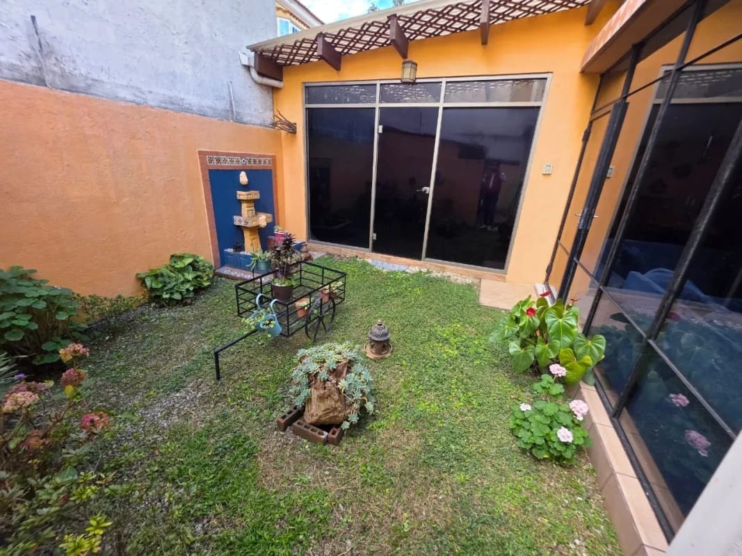 Vendo Casa Amplia con Jardín y Pérgola – Utatlán Zona 11 — Casa en Venta en Zona 11, Guatemala, Ciudad — foto 3 de 14