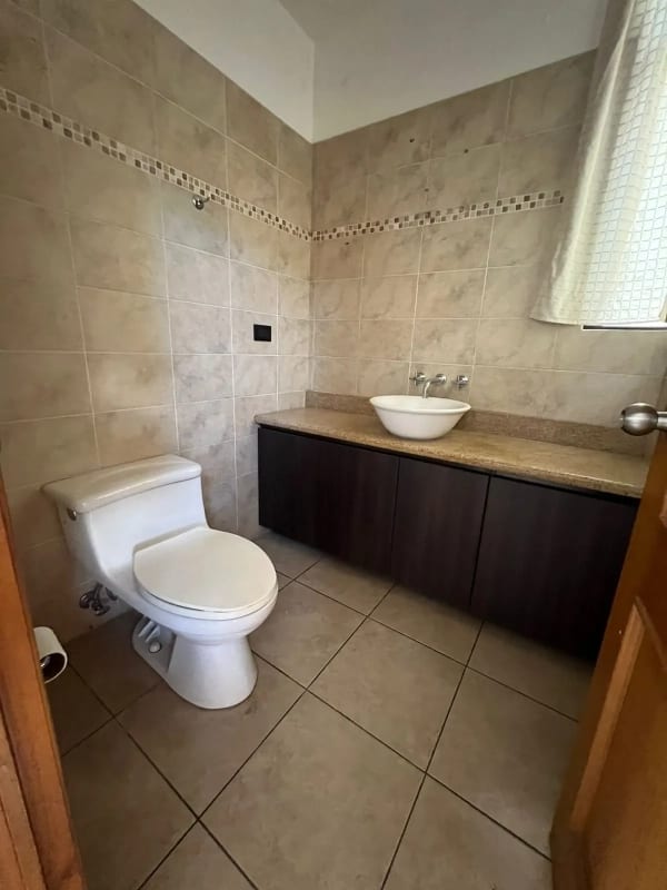 VENDO LINDA CASA EN LA FORESTA KM.20.5 CARR A FRAIJANES — Casa en Venta en La Foresta, Carretera a El Salvador, Guatemala, Ciudad — foto 3 de 11