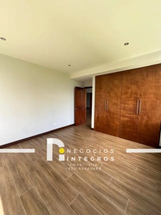 VENDO APARTAMENTO REMODELADO, IMPUESTOS INCLUIDOS,  MILENIA OAKLAND Z.10 — Apartamento en Venta en Milenia, Zona 10, Guatemala, Ciudad — miniatura 13 de 17